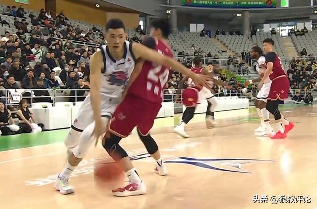 FB体育官方入口-李悦洲登场9分钟4犯规惹争议 媒体人：在一队得虚心一点 光耍帅不行